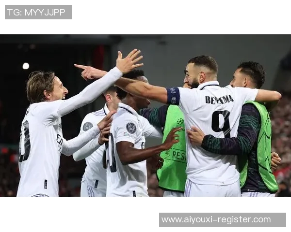 皇马在世界杯中大胜里昂5-0球星帽子戏法点燃全场热情与转会传闻