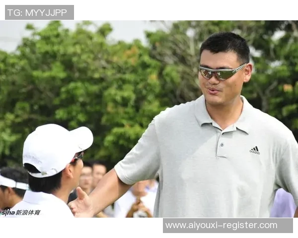 姚明仰头照片展现巨人风范与自信气质的完美结合